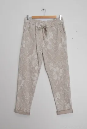 Hose mit Blumenmuster