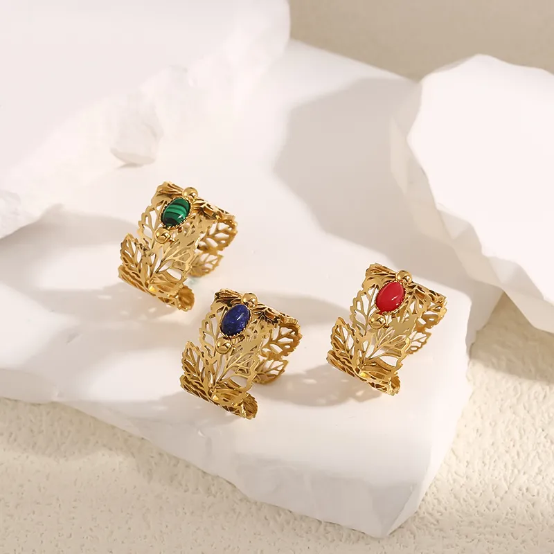 Ring mit goldenem Blattmuster und ovalem Malachitstein