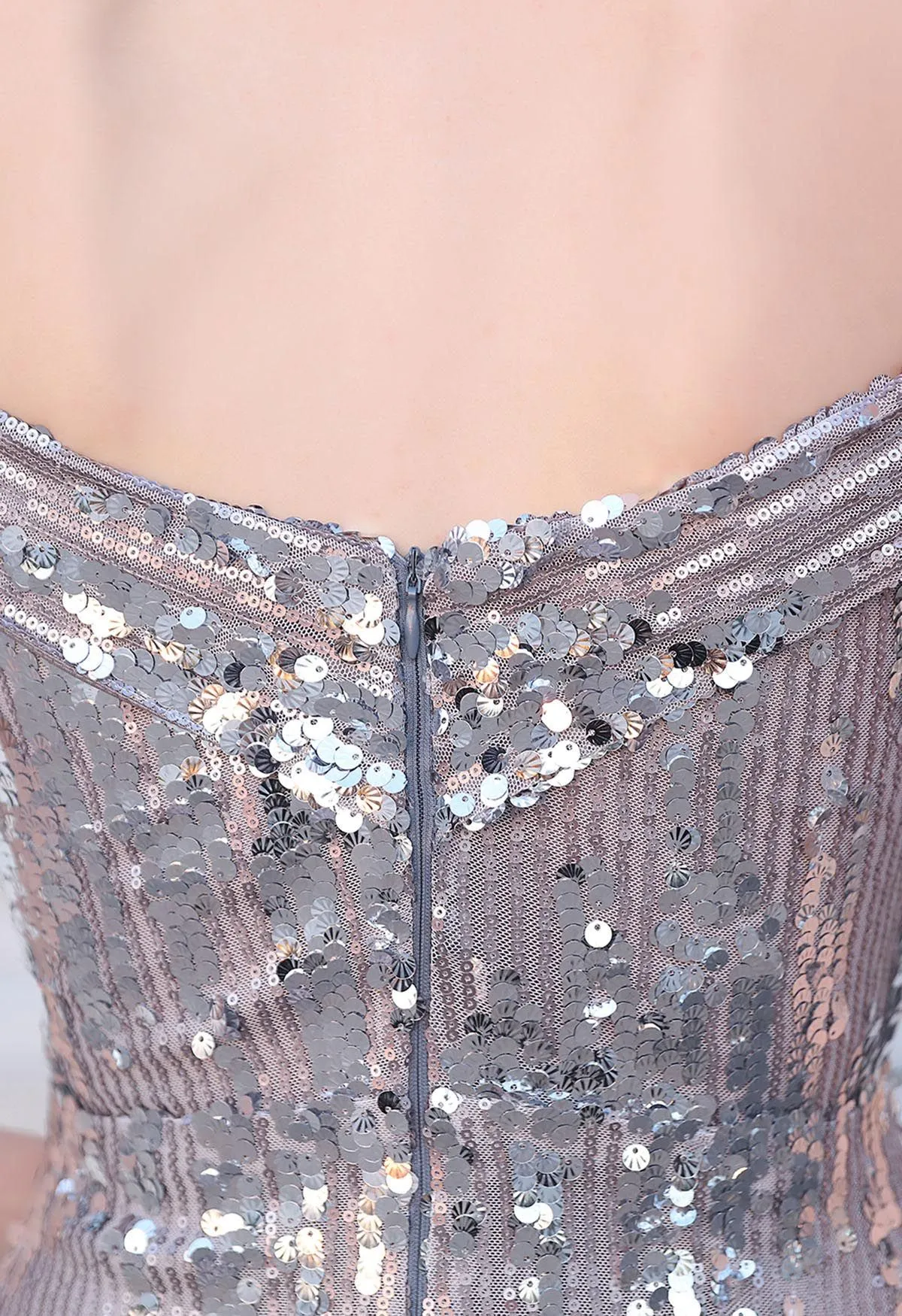 Schulterfreies Kleid mit hohem Schlitz und Pailletten in Silber
